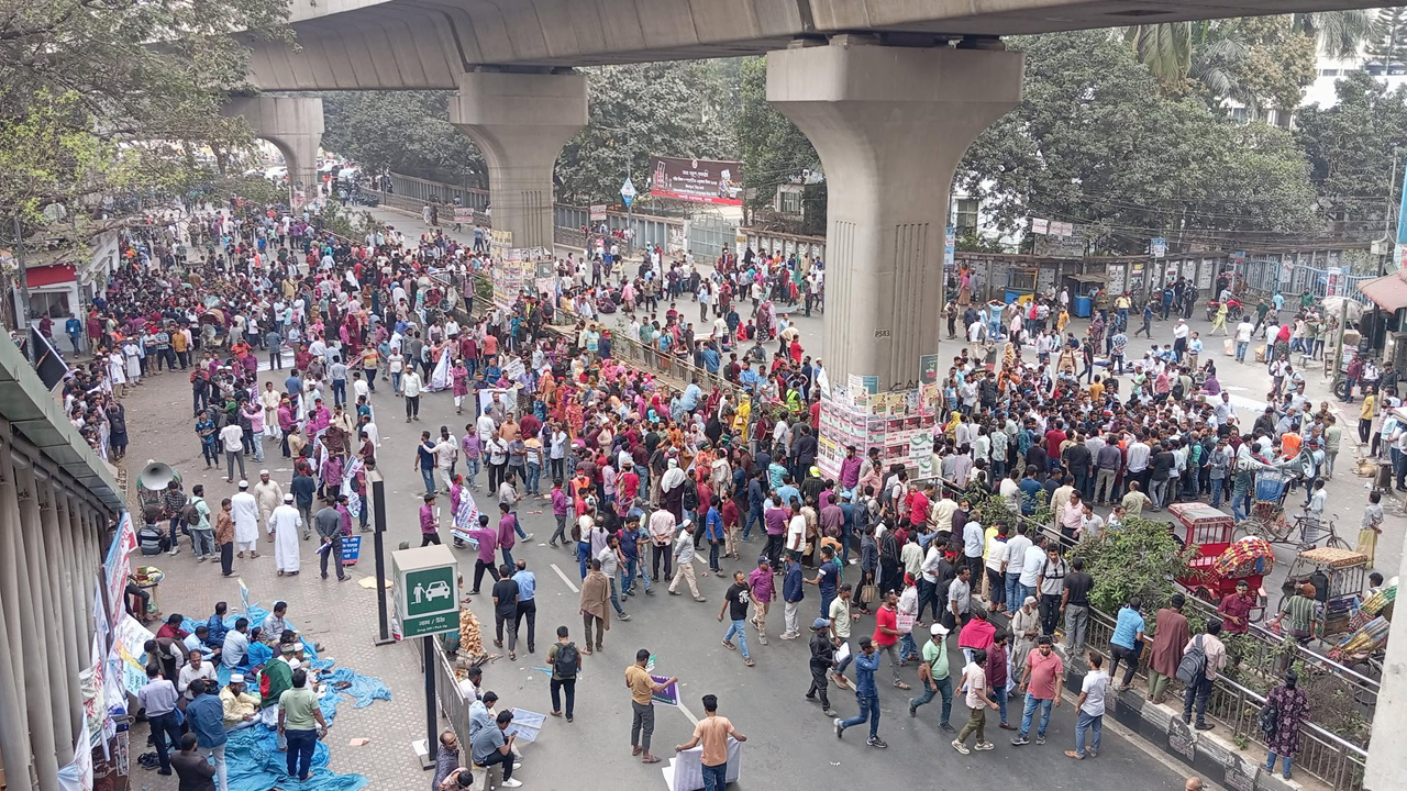 চাকরি স্থায়ীকরণের দাবিতে আউটসোর্সিং কর্মীদের সড়ক অবরোধ